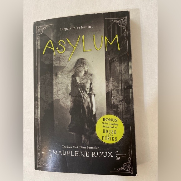 Asylum Madeleine Roux paperback book - Picture 1 of 3